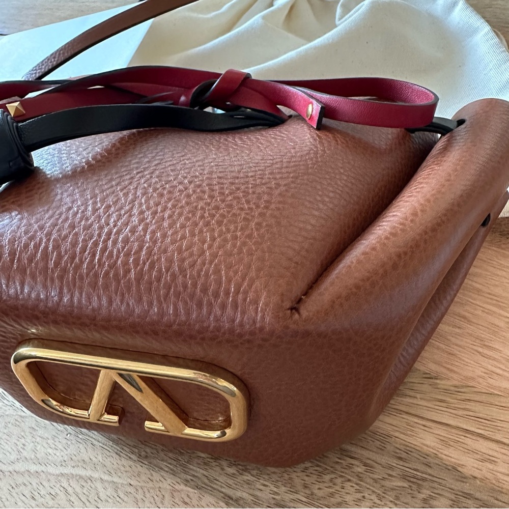 🆕 Valentino Garavani Small Leather Rockstud Shoulder Bucket Bag or Crossbody - Picture 8 of 17